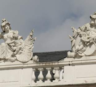 Blick zur Vorderseite von Schloss Karlsruhe