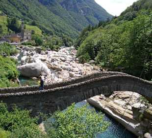 Natursteinbrücke über die Verzasca
