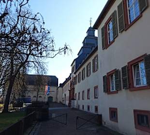 Vor dem Schloss