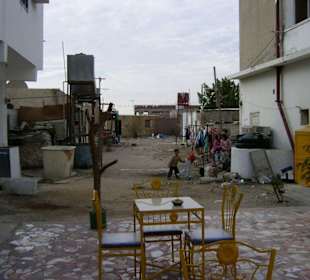 10 Meter neben der Hauptstraße...