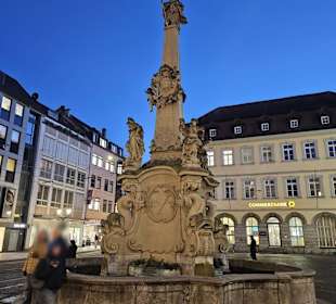 Brunnen bei Nacht