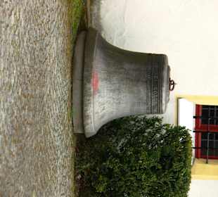 Glocken vor dem Eingang