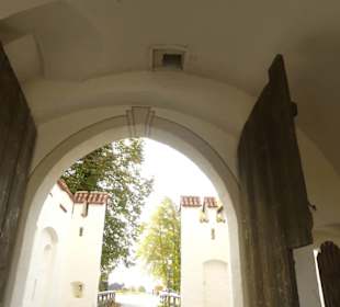 Eingang hinter dem Tor