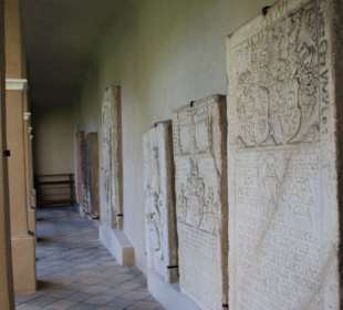Epitaphe in den Arkaden
