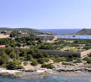 Bei der Einfahrt in den Hafen von Mahon