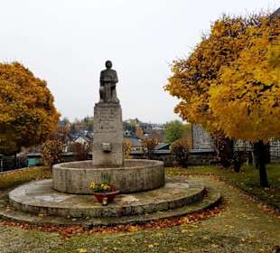 Denkmal vor der Kirche