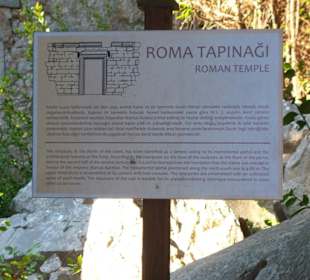 Vor den Resten des röm. Tempels