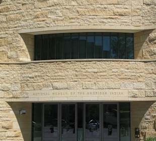 Vor dem Indianermuseum