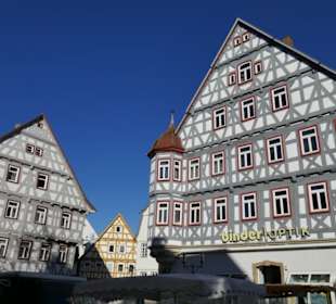 Rechts das Alte Amtsgericht