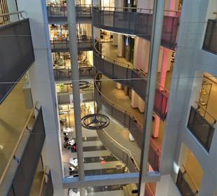 Rundgang durch das Gebäude von "stilwerk"