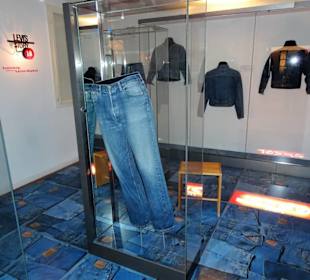 In den Ausstellungsräumen des Levi Strauss Museums