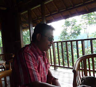 Wisnu macht Pause bei Kaffee und Chips