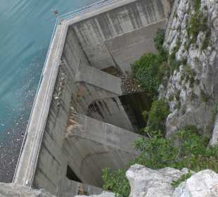 Oben auf den Staudamm nach unten sehen