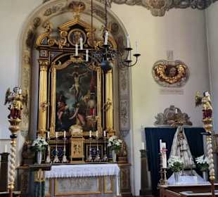 Zum Altar hin