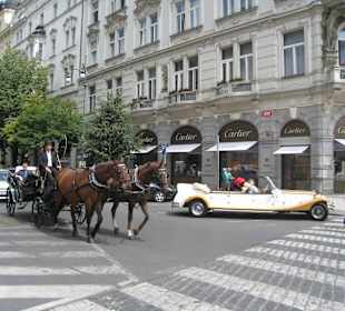 И карета и ретро автомобиль