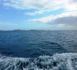 Blick vom tenderboot auf die anderen Inseln