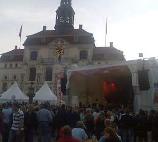 Im Hintergrund das alte Rathaus
