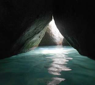 Laufen durch die Felsen