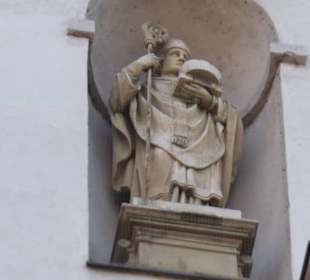 Außenansicht Statuen