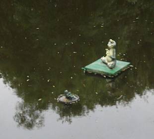 Skulptur im Teich