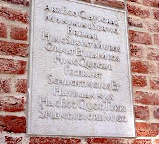 Gedenktafel an der Burgmauer