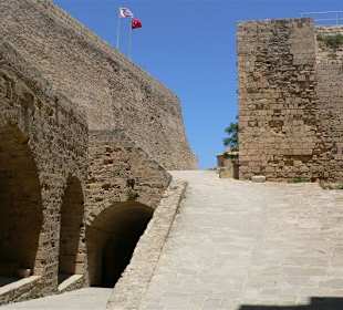 Eingang und Aufstieg zum Turm