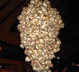 Knoblauchknollen als Deko im Eingangsbereich