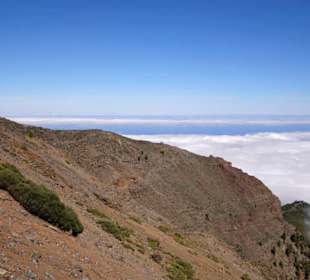 Man sieht wie der Nordostpassat Wolken treibt