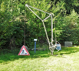 Alter Kran im Betonwerk des Freilichtmuseums