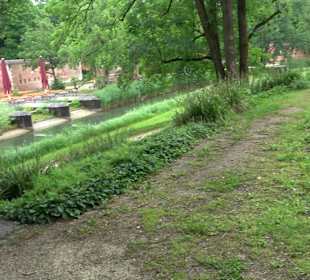 Barfüßer Biergarten im Glacis