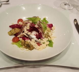 Leckerer Salat mit Parmesan und Sardellen