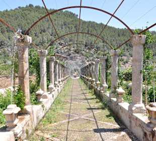 Wasserspiele im Säulengang