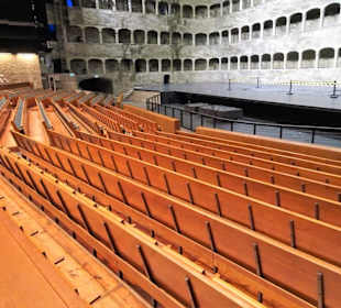 Bühne und Zuschauerraum der Felsenreitschule