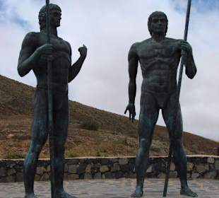 Statuen der Ureinwohner der Insel