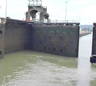 Schleusen-Durchfahrt auf den Panama Kanal