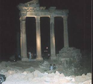 Reste des Apollo Tempels bei Nacht