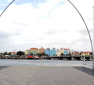 Blick auf Otrabanda bei geöffneter Brücke