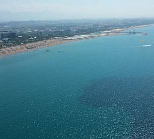 Ausblick aus 150 Meter Höhe per Parasailing