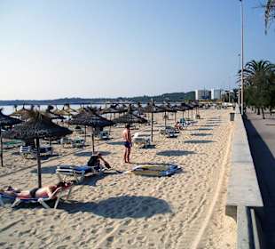 Sonnenschirme am Strand von Cala Millor