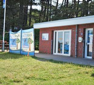 Das Empfangsgebäude des Kletterparks