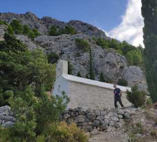 Eine kleine Kapelle auf dem Weg