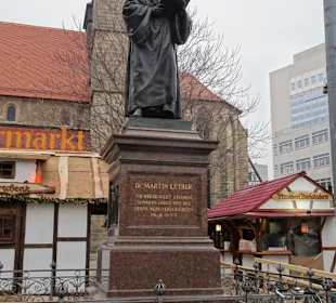 Der Luthermarkt hinter dem Denkmal des Reformators