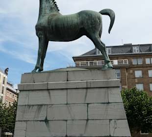 Der Fröhliche Hengst von Aachen vor dem Theater