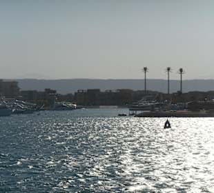 Einfahrt vom Meer in die Marina