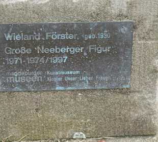 Bei der Bronzefigur Große Neeberger Figur