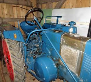 Landwirtschaftliche Geräte im Schuppen