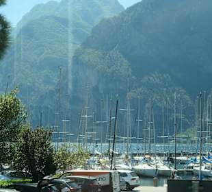 Blick zum Yachthafen Porto San Nicolò