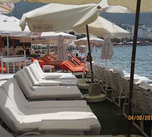 Liegestühle mit Sonnenschirme