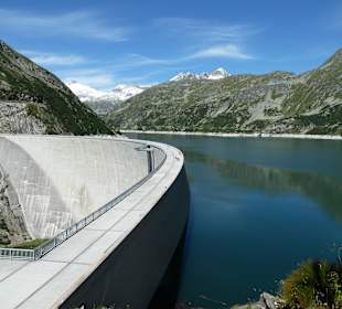 Stauermauer mit Stausee