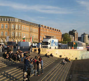 Ein beliebter Sitzplatz sind die Treppen am Rhein